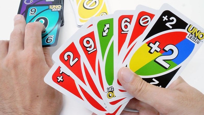 Nhiều người chơi đang tìm hiểu và học hỏi cách đánh bài Uno