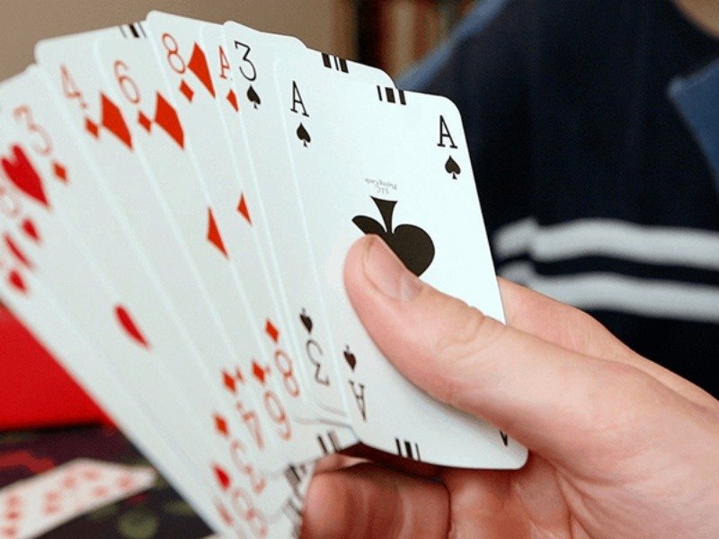 Tập trung cao độ khi chơi bài để giúp cược thủ ghi nhớ bài hiệu quả